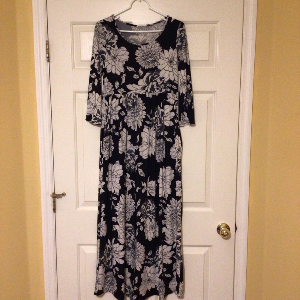 Black Beige Flowered 3/4 Sleeves Maxi Dress with Pockets